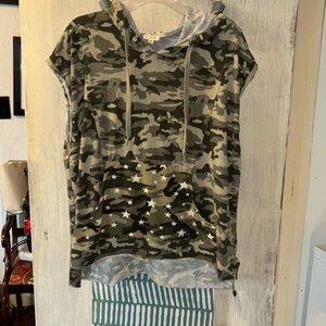 Camouflage sleeveless hoodie
